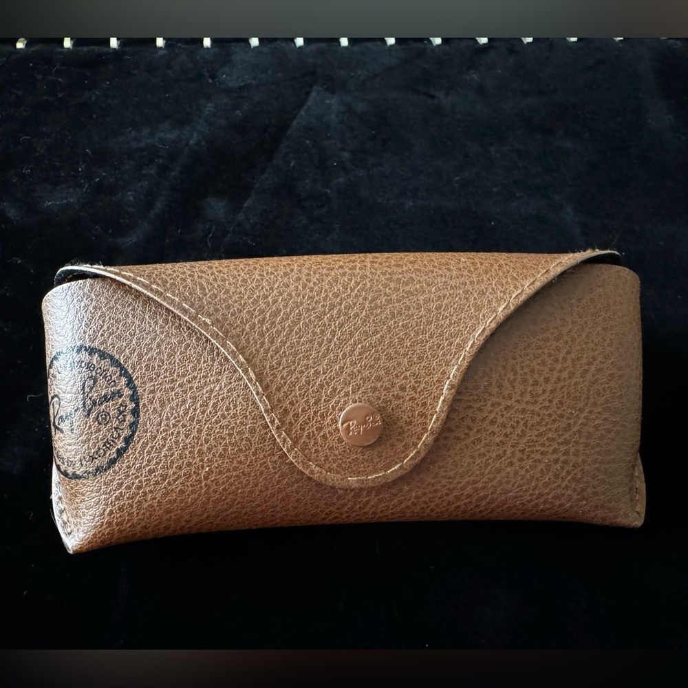 Ray Ban Case brown snap
Close